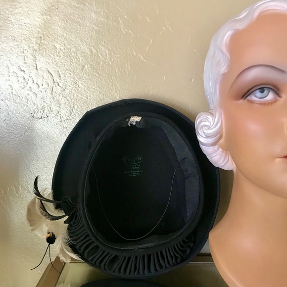 CHIC 1940s BLACK FELT HAT WITH INTRICATE GROSGRAIN AND BUTTERFLY FEATHER TRIM main image 13